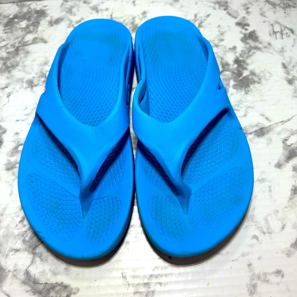 Women’s Oofo Flip Flops Size 8